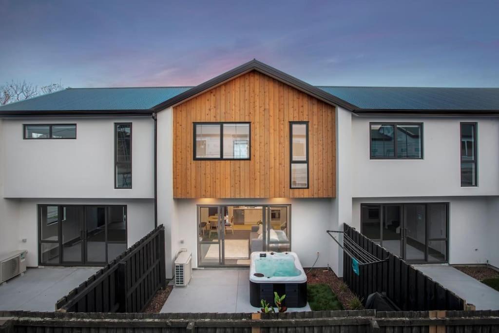 Appartement Stylish Townhouse With Hot Tub à Christchurch Extérieur photo