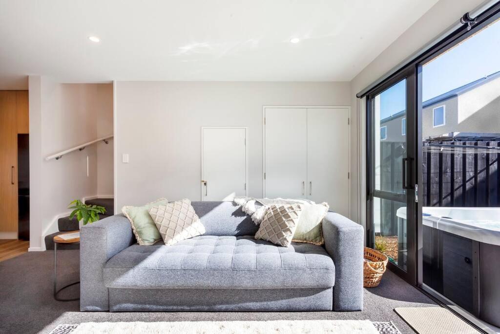 Appartement Stylish Townhouse With Hot Tub à Christchurch Extérieur photo
