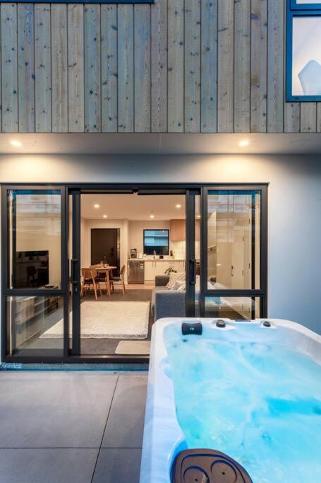 Appartement Stylish Townhouse With Hot Tub à Christchurch Extérieur photo