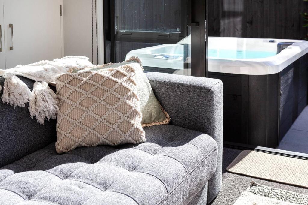 Appartement Stylish Townhouse With Hot Tub à Christchurch Extérieur photo