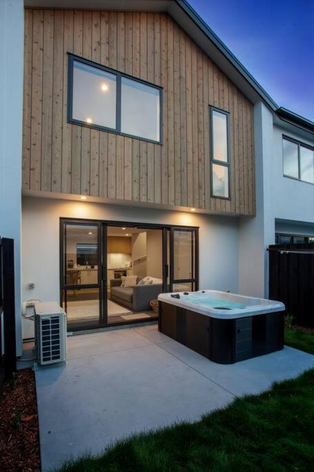 Appartement Stylish Townhouse With Hot Tub à Christchurch Extérieur photo