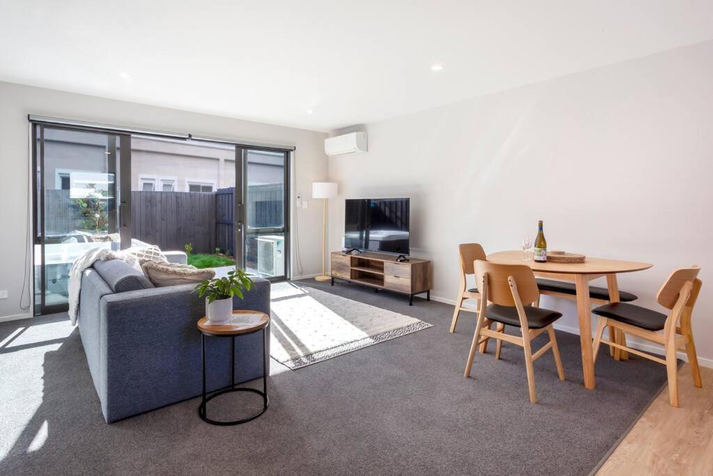 Appartement Stylish Townhouse With Hot Tub à Christchurch Extérieur photo
