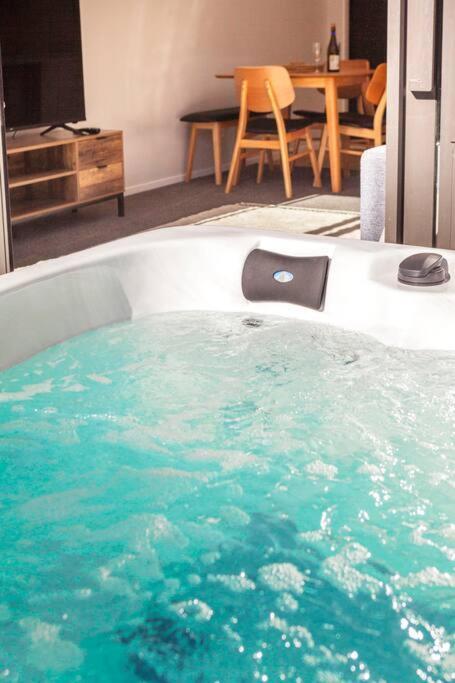 Appartement Stylish Townhouse With Hot Tub à Christchurch Extérieur photo