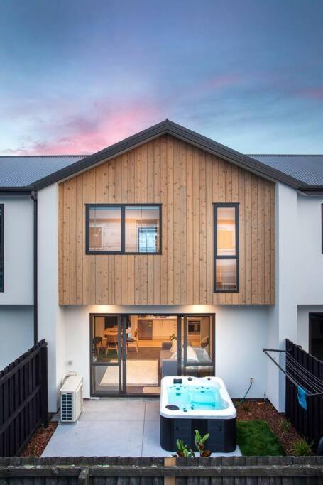 Appartement Stylish Townhouse With Hot Tub à Christchurch Extérieur photo