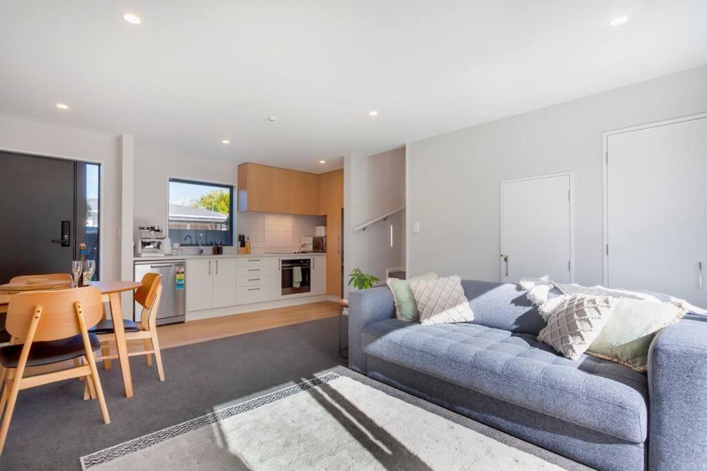 Appartement Stylish Townhouse With Hot Tub à Christchurch Extérieur photo