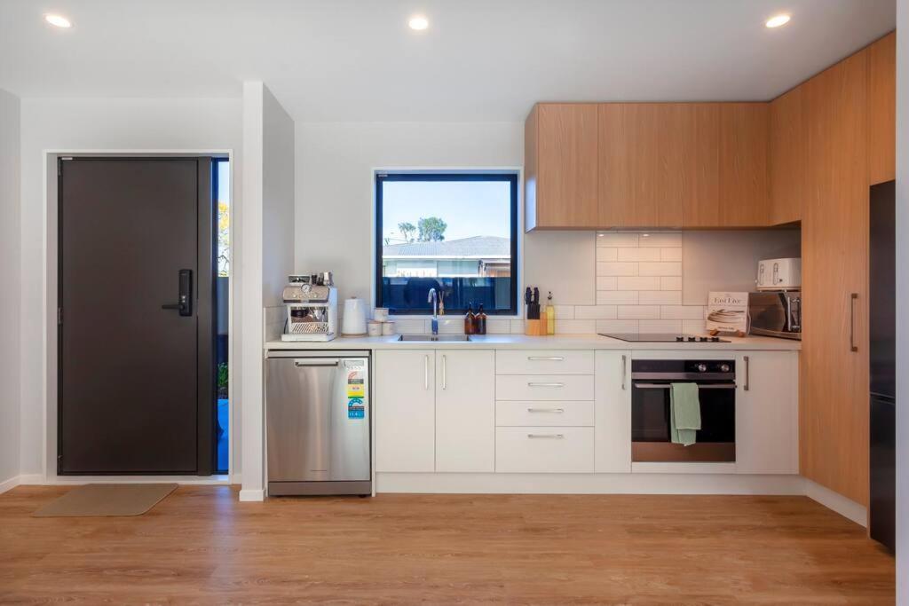 Appartement Stylish Townhouse With Hot Tub à Christchurch Extérieur photo