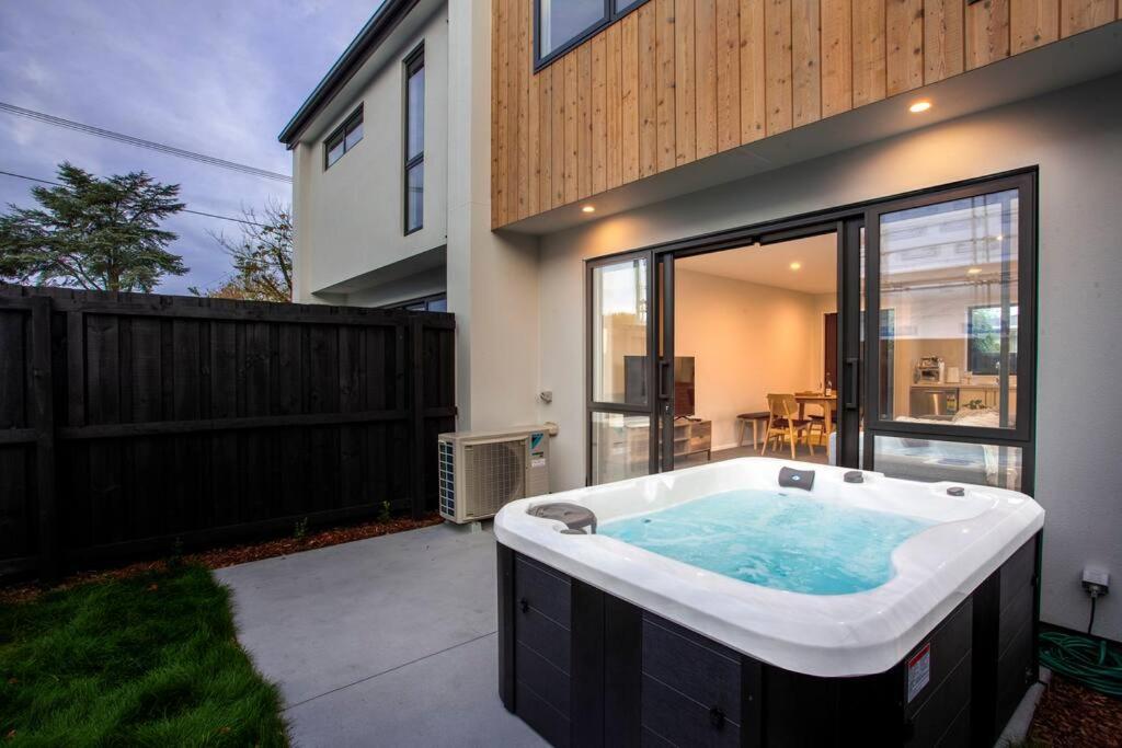 Appartement Stylish Townhouse With Hot Tub à Christchurch Extérieur photo