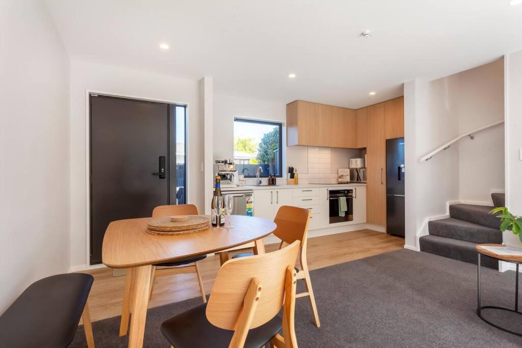 Appartement Stylish Townhouse With Hot Tub à Christchurch Extérieur photo